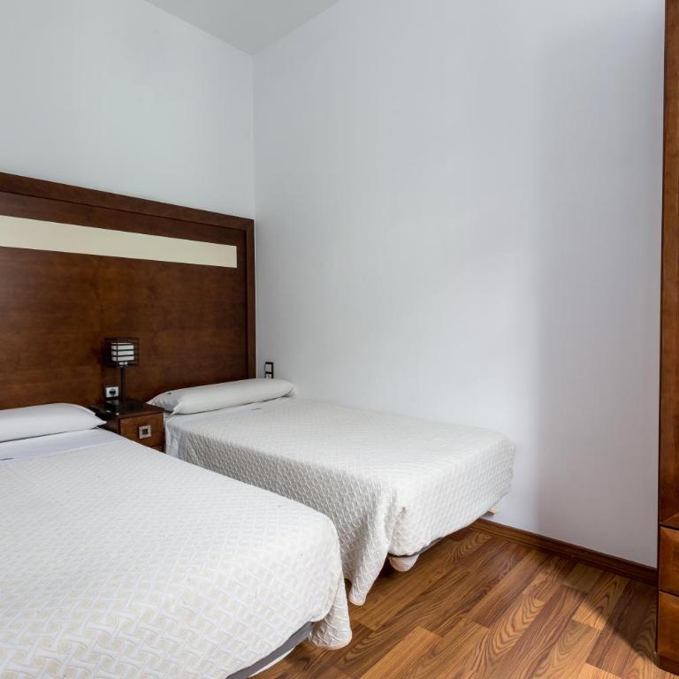 Apartamentos Casa de la Lonja - Two Bedroom Apartment with Balcony, C/ Marques de Falces 2 - 11