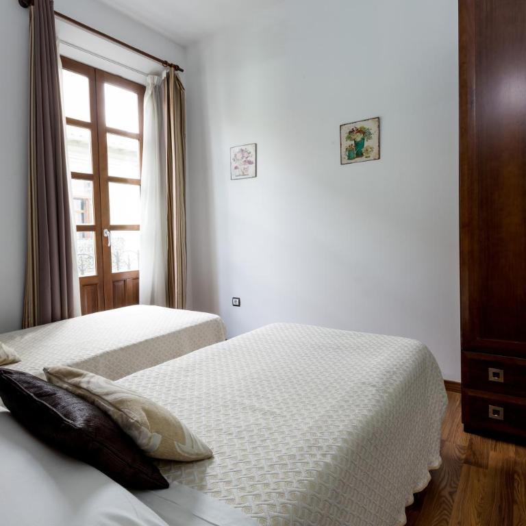 Apartamentos Casa de la Lonja - Two Bedroom Apartment with Balcony, C/ Marques de Falces 2 - 5