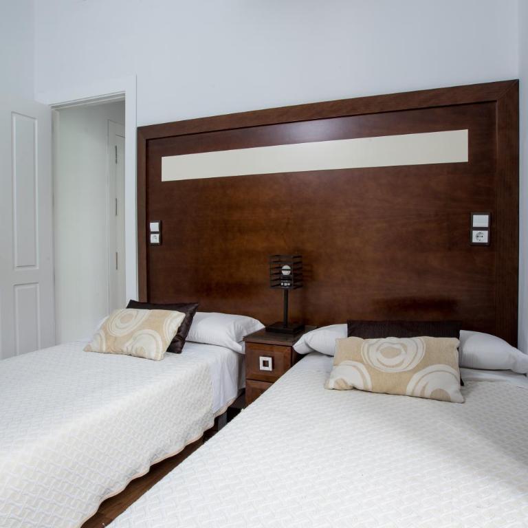 Apartamentos Casa de la Lonja - Two Bedroom Apartment with Balcony, C/ Marques de Falces 2 - 6