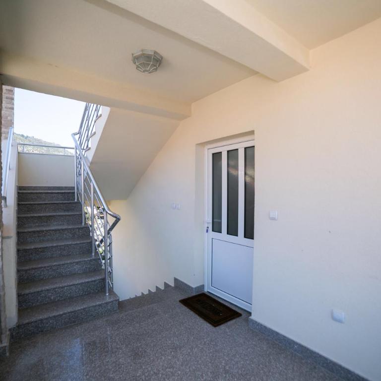 Apartmani Tripović - Apartman sa 3 Spavaće Sobe, Pogledom na More i Balkonom - 14