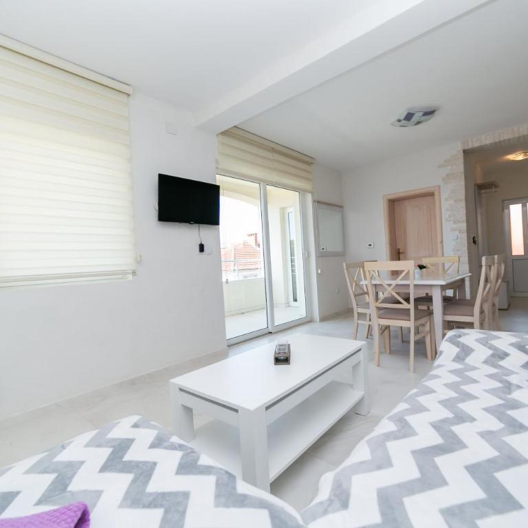 Apartmani Tripović - Apartman sa 3 Spavaće Sobe, Pogledom na More i Balkonom - 4