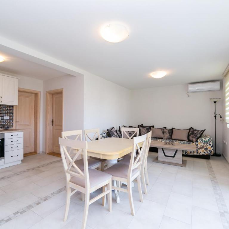 Apartmani Tripović - Apartman sa 3 Spavaće Sobe i Balkonom - 12