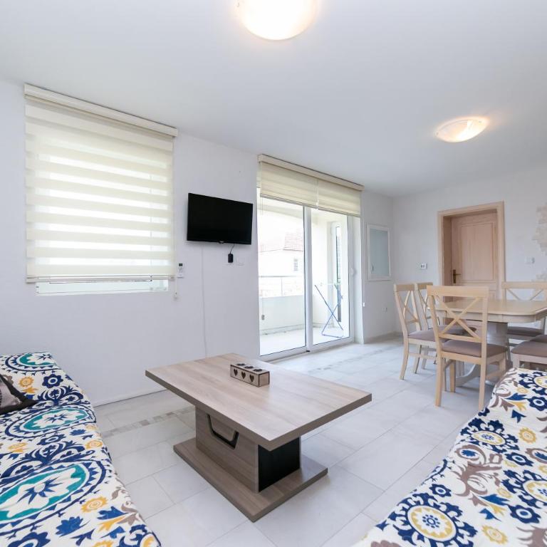 Apartmani Tripović - Apartman sa 3 Spavaće Sobe i Balkonom - 39