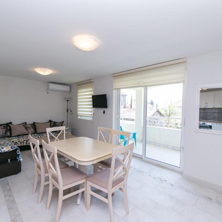 Apartmani Tripović - Apartman sa 3 Spavaće Sobe i Balkonom - 8