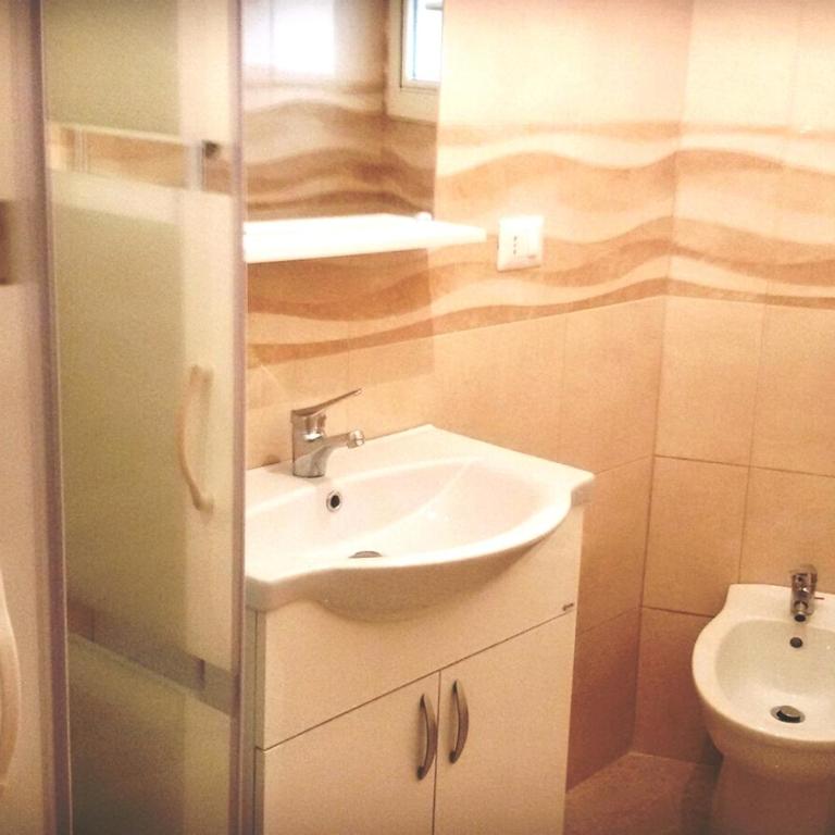 Domusrealstella - Camera Quadrupla con Bagno Privato - 10