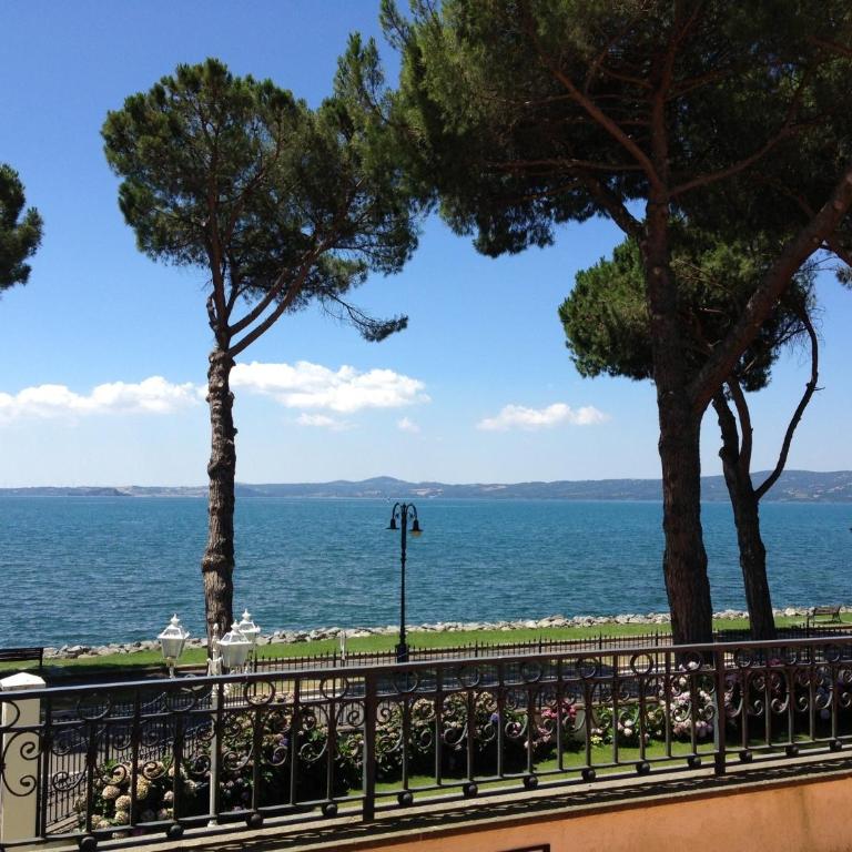 Hotel Holiday Sul Lago - Camera Matrimoniale Superior con Balcone e Vista Lago - 9