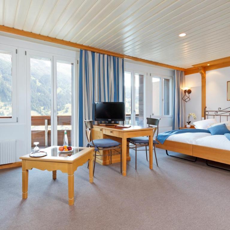 Derby Swiss Quality Hotel - Doppelzimmer Comfort Plus mit Sitzecke und Balkon - 1