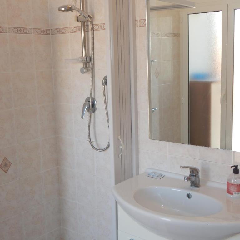 affittacamere marosa - Camera Matrimoniale con Bagno Privato Esterno - 3