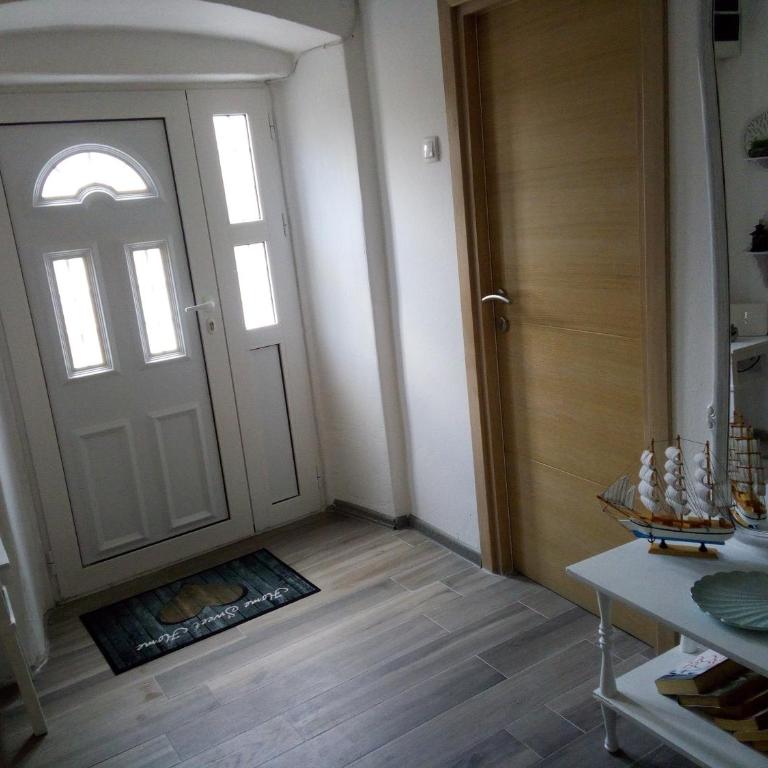 Vicky Apartments - Triple Room with Shared Bathroom - 29