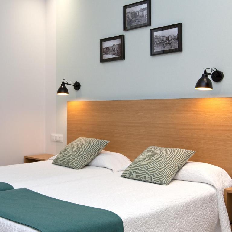 Hotel Europa - Triple Room with Puerta del Sol Views - 2
