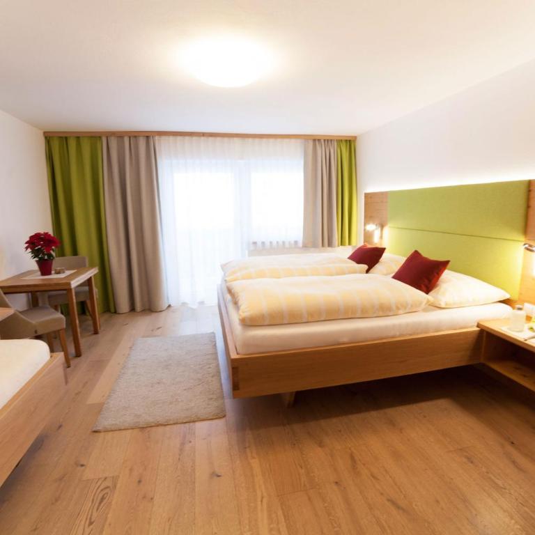 B&B Landhaus Vierthaler - Dreibettzimmer mit Balkon - 3