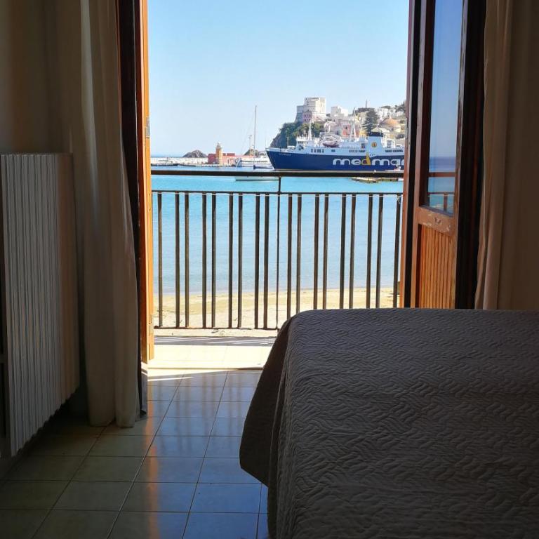 VisitPonza - Le Stanze Sulla Spiaggia - Camera Matrimoniale con Vista Mare - 2