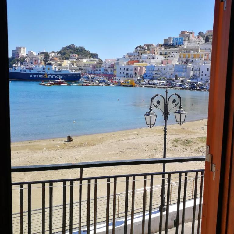 VisitPonza - Le Stanze Sulla Spiaggia - Camera Matrimoniale con Vista Mare - 3