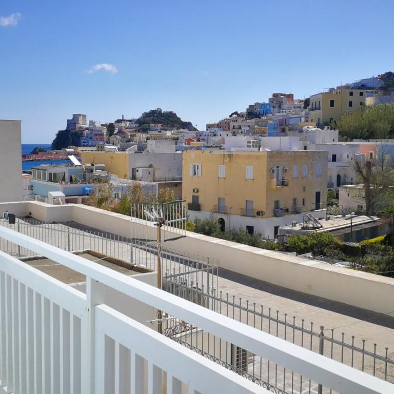 VisitPonza - Palazzetto Azzurro - Camera Quadrupla con Vista Mare - 2