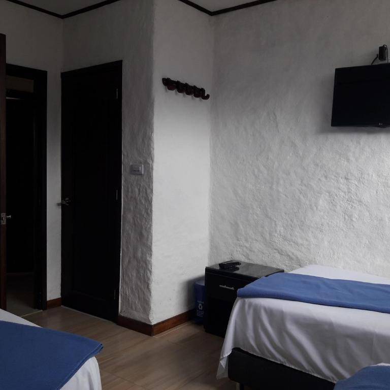 Hotel Los Balcones - Triple Room with Private Bathroom - 2