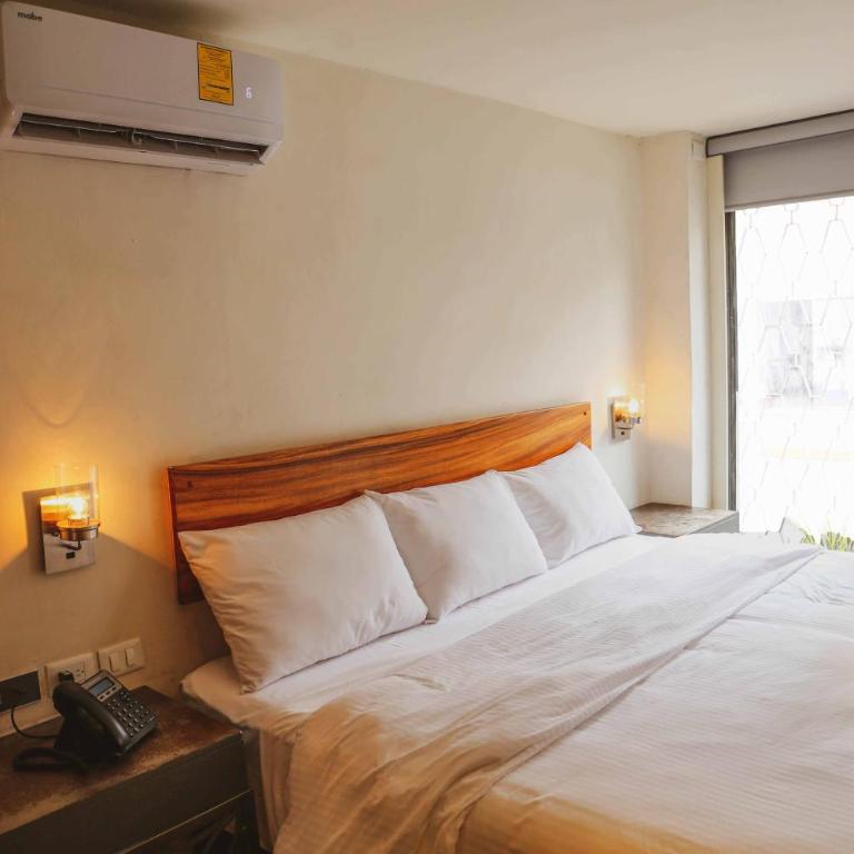 Hotel Urban - King Room - 11