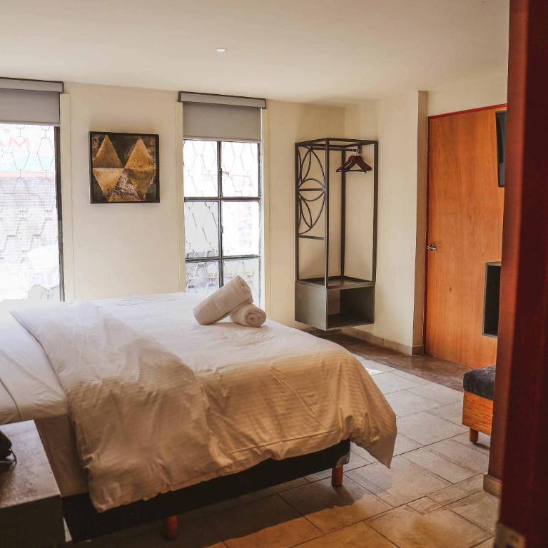 Hotel Urban - King Room - 4