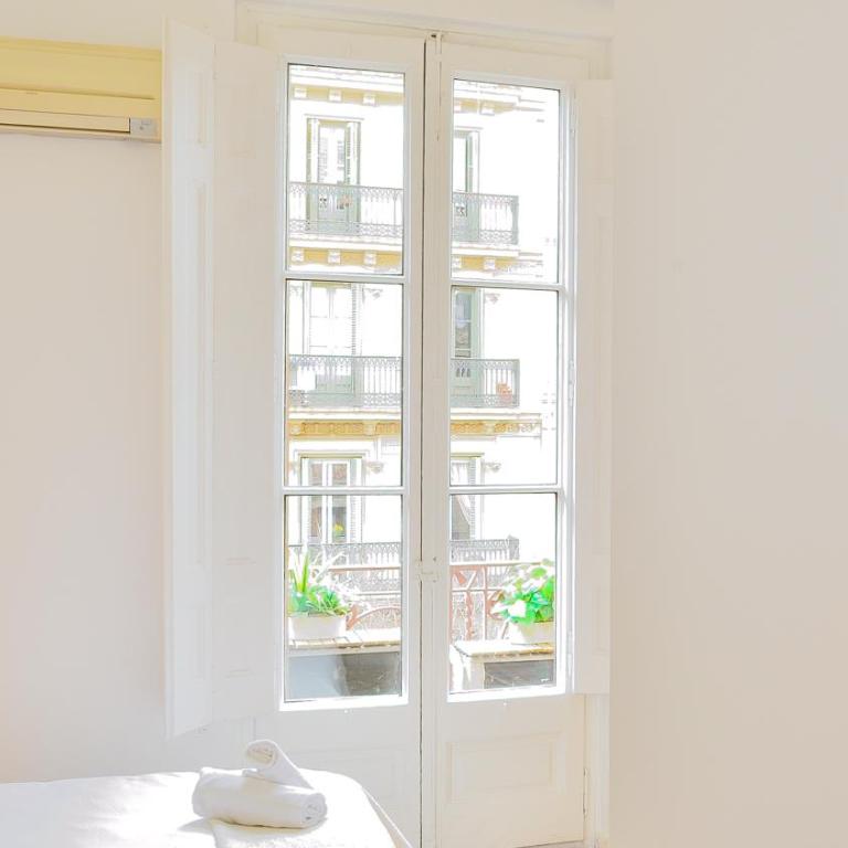 Hostal Girona - Double or Twin Room with Balcony and Shared Bathroom - 6