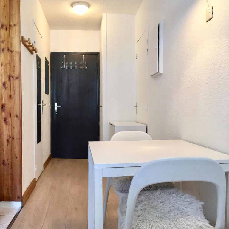 Le Balme Studio WiFi/Parking/Balcony - Studio-Apartment - 7