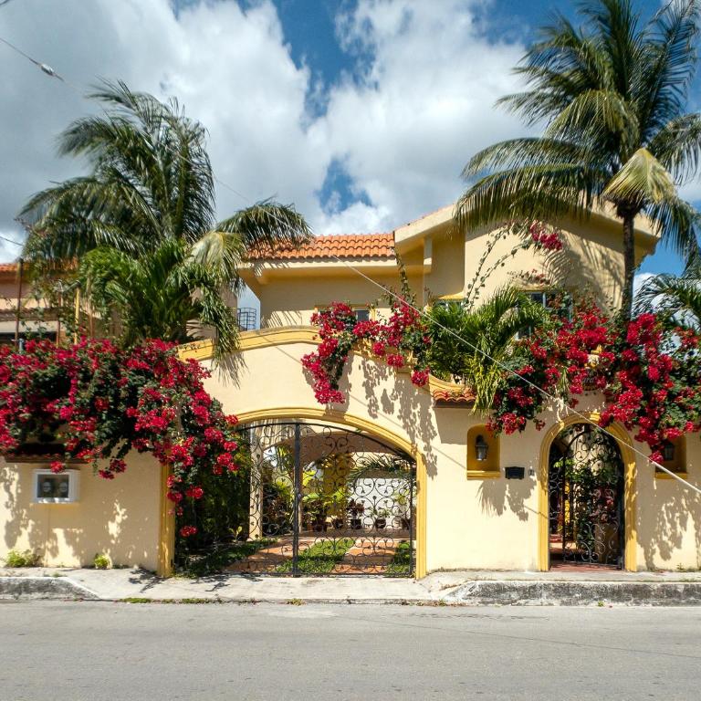 Casa Zarah - Hacienda Family Home - Pool and 2-Block to Beach - Three-Bedroom Villa - 2