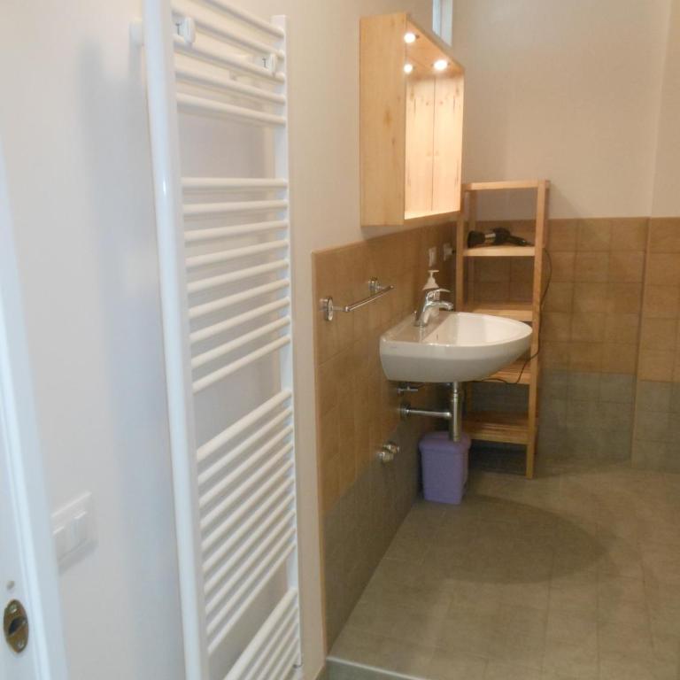 B&B Relax - Camera Matrimoniale/Doppia con Letti Singoli con Bagno Privato Esterno - 8