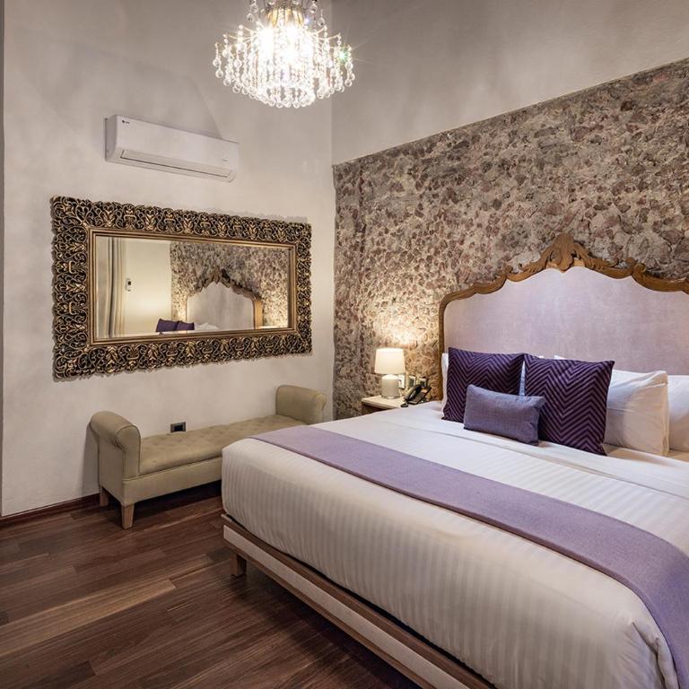 Hotel Casa Monarca - Habitación con cama extragrande y balcón - 1