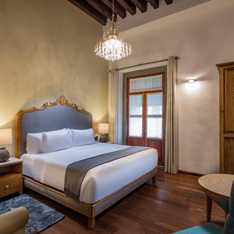 Hotel Casa Monarca - Habitación con cama extragrande y balcón - 7