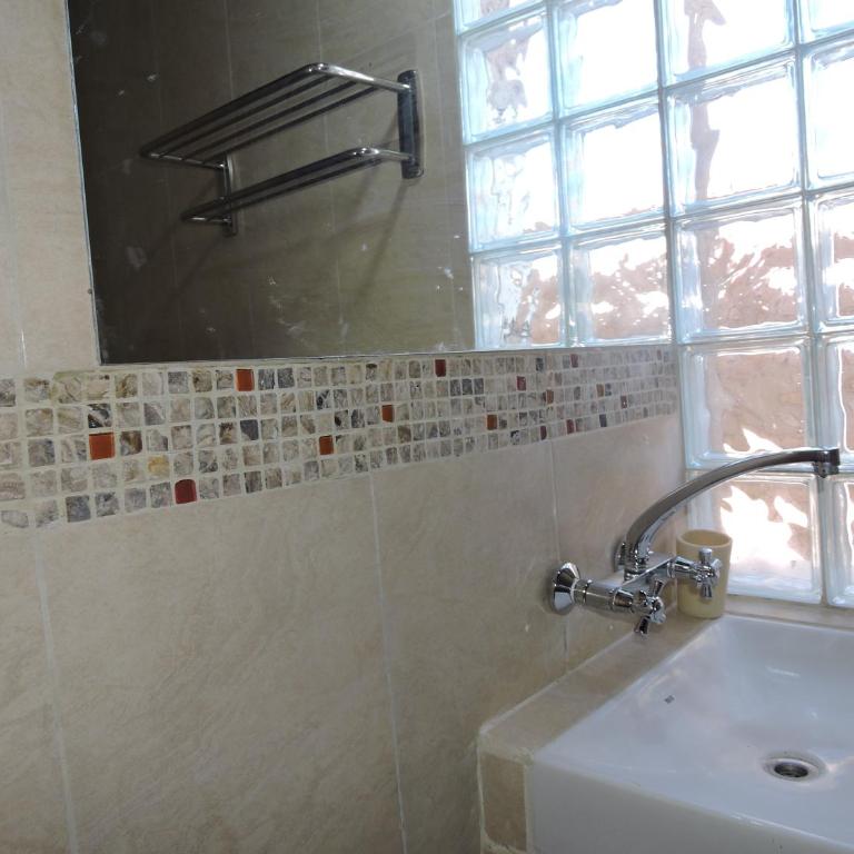 Hostal CASA DE PIEDRA - Triple Room with Private Bathroom - 2