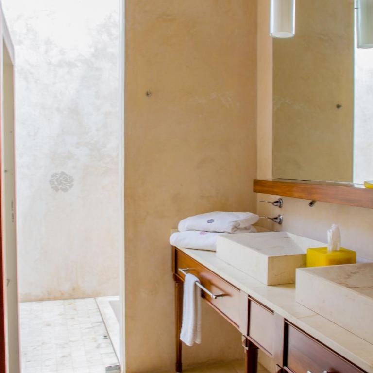 Rosas & Xocolate Boutique Hotel and Spa Merida, a Member of Design Hotels - Suite King bed With Outdoor Bathtub - 5