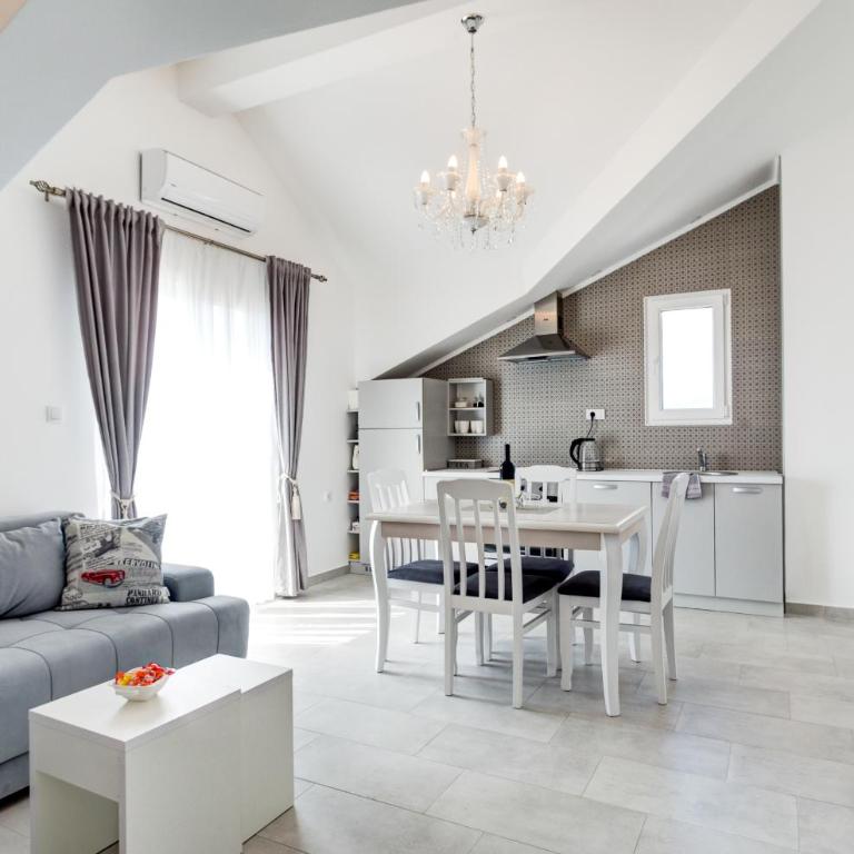 Sunny Nest Apartments - Deluxe Apartment - 6