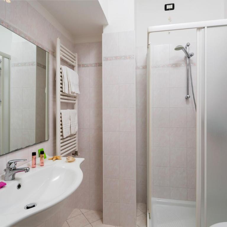 Hotel Cannes - in pieno centro - Deluxe Double or Twin Room with Balcony - 4