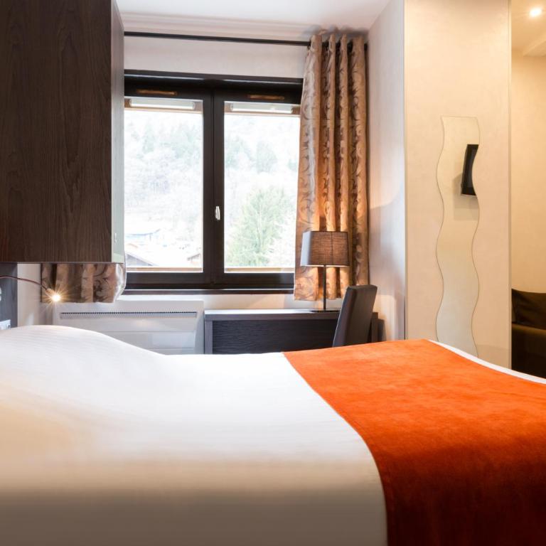 Hôtel Beauregard, The Originals Relais - Superior Familienzimmer mit Blick auf den Wald und den Parkplatz - 12