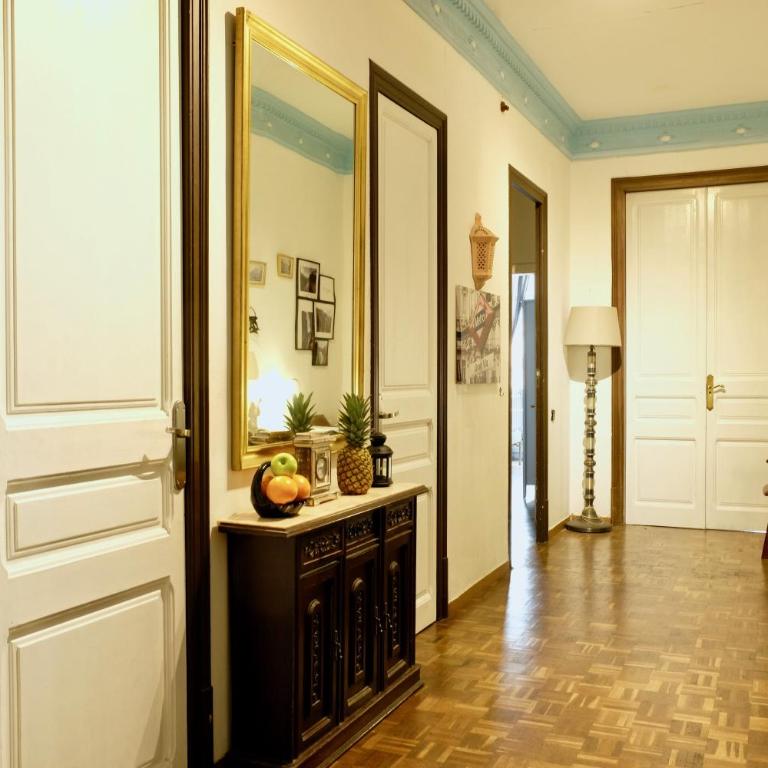 Grand Central Apartment - Apartment with Balcony - 6