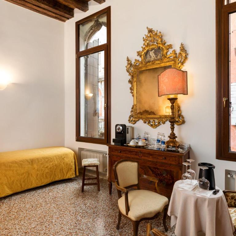 Luxury Venetian Rooms - Camera Tripla con Vista Canale - 5