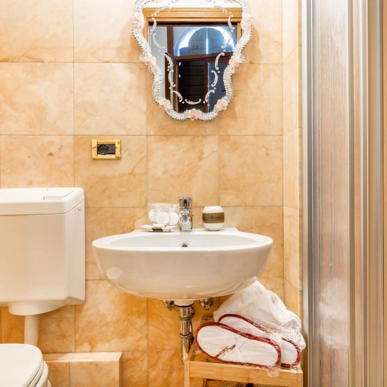 Luxury Venetian Rooms - Camera Tripla con Vista Canale - 7