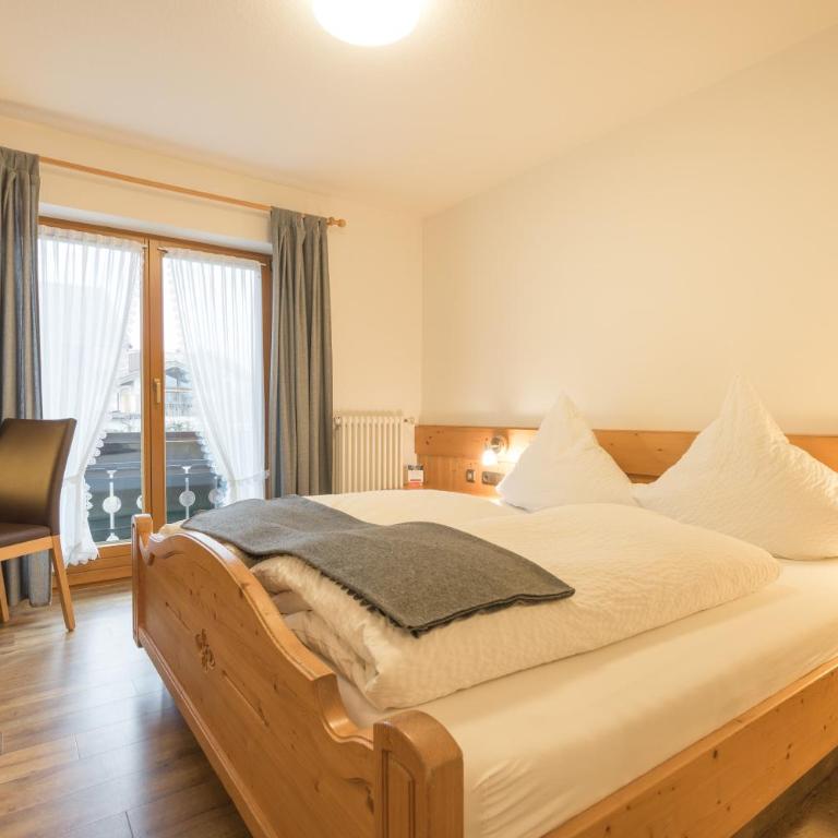Gästehaus Carola - Dreibettzimmer mit Bergblick - 3