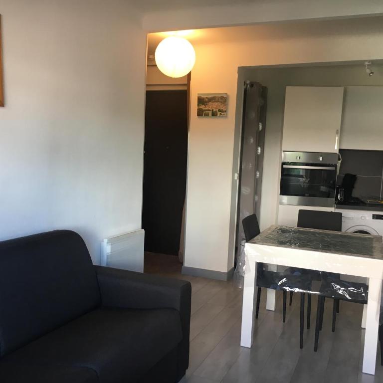 Charmant 2 pièces à 50 M de la mer - Appartement - 9