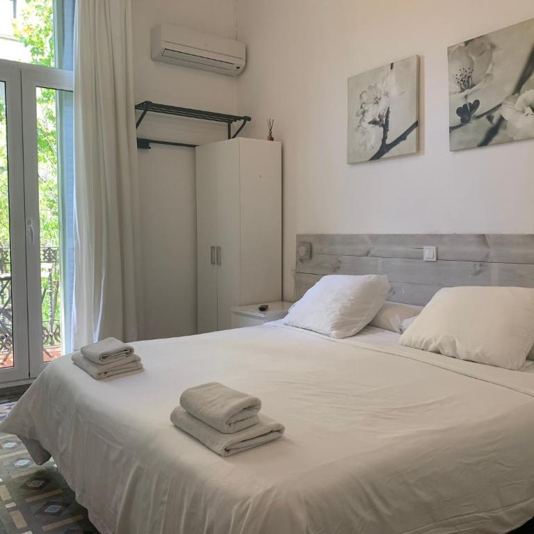 Hostal Eixample - Double or Twin Room with Balcony and with Private Bathroom - 2