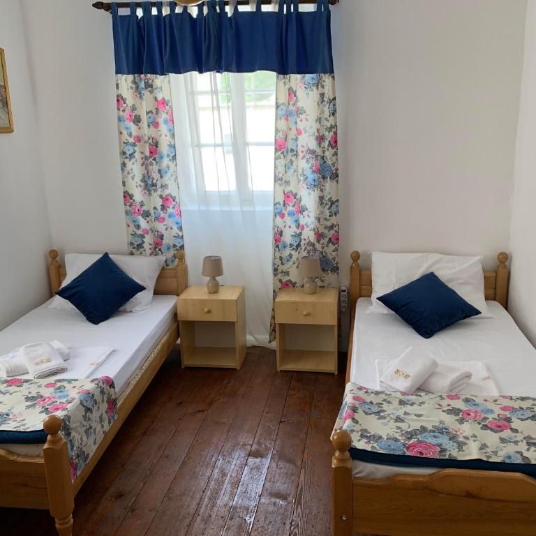 Viktor Rooms - Standard Twin Room with Shared Bathroom - 6