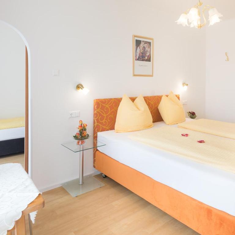 Pension Helios - Familienzimmer (2 Erwachsene + 1 Kind) mit Balkon - 1