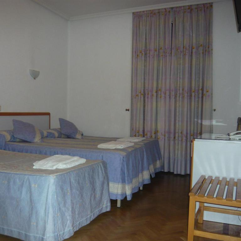 Hostal Triana - Habitación Doble con cama supletoria - 2 camas - 3