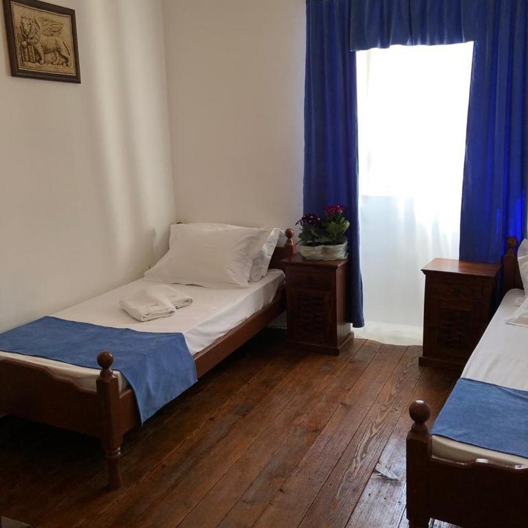 Viktor Rooms - Standard Twin Room with Shared Bathroom - 5