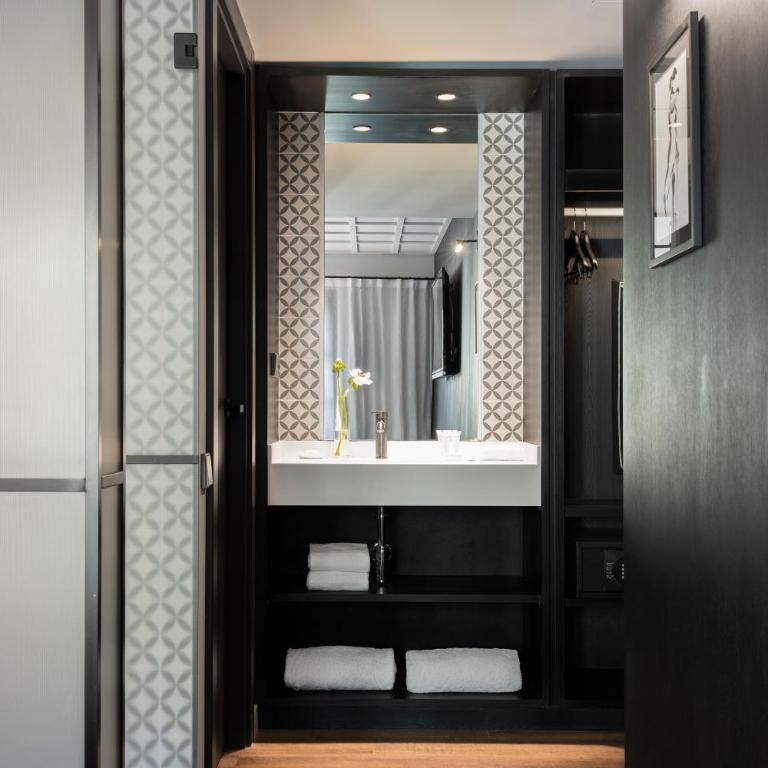 Yurbban Ramblas Boutique Hotel - Standard Double Room Ramblas view - 3