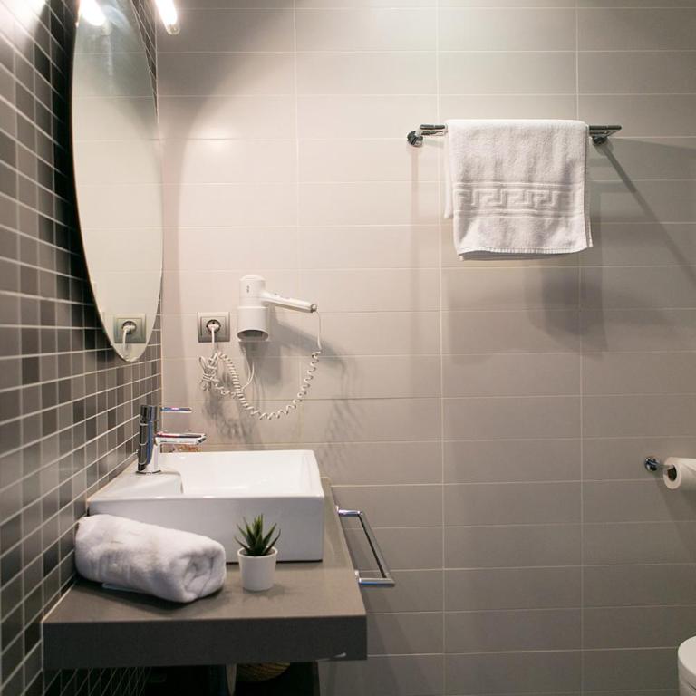Blanc Guest House - Interior Single Room with private Bathroom - 4