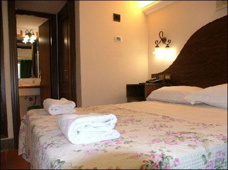 Hotel OKAPI - Camera Matrimoniale con Bagno Privato - 1