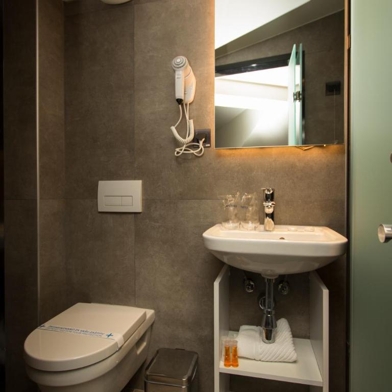 BOUTIQUE 25h by Eva stay 018 - Trokrevetna Soba sa Terasom - 6