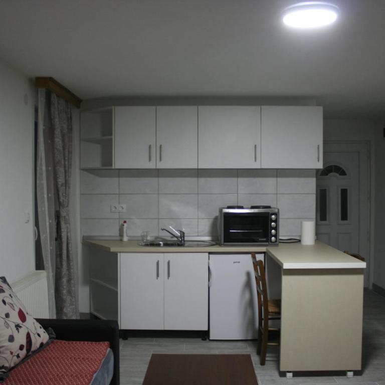 Apartmani "Babići" - Deluks Dvokrevetna Soba sa Bračnim Krevetom i Balkonom - 8