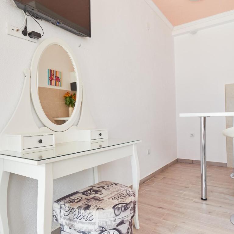 Apartments Barbara - Studio Apartment with Sea View - 12