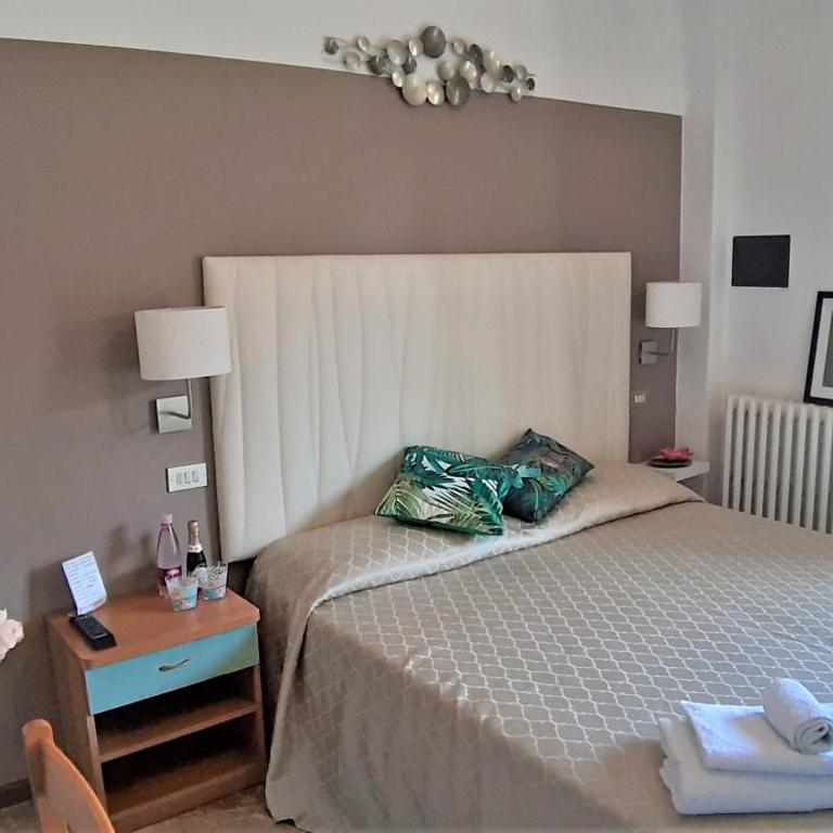 Hotel Eugenio - Camera Matrimoniale con Bagno Privato Esterno - 1