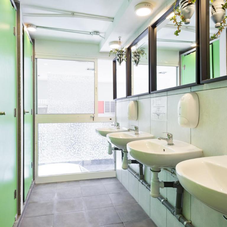 Casa Barcelo Camp Nou Barcelona - Cama en habitación compartida mixta con 8 camas y balcón privado - 1